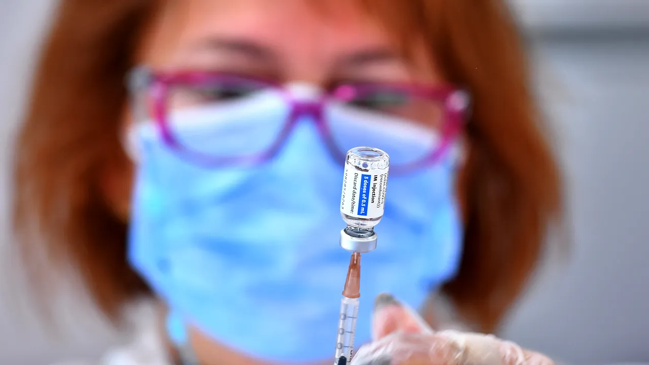 Medicii de familie vor putea merge la domiciliul pacienţilor pentru a-i vaccina. Ce sume primesc aceştia
