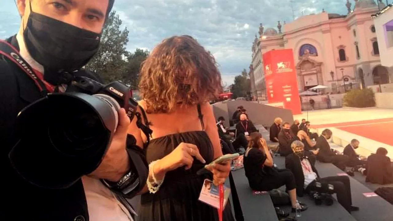 Octavian Micleuşeanu, fotograf român la Veneţia, te duce în culisele Festivalului de Film. „Arta trebuie să meargă înainte”
