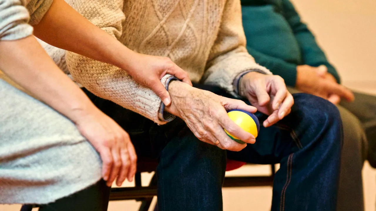 Oamenii îmbătrânesc mai repede în două momente cheie din viaţă