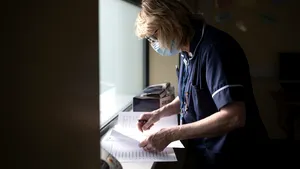 Vaccinare COVID-19 ar putea deveni obligatorie pentru personalul medical din Marea Britanie. Ministru: Există un precedent