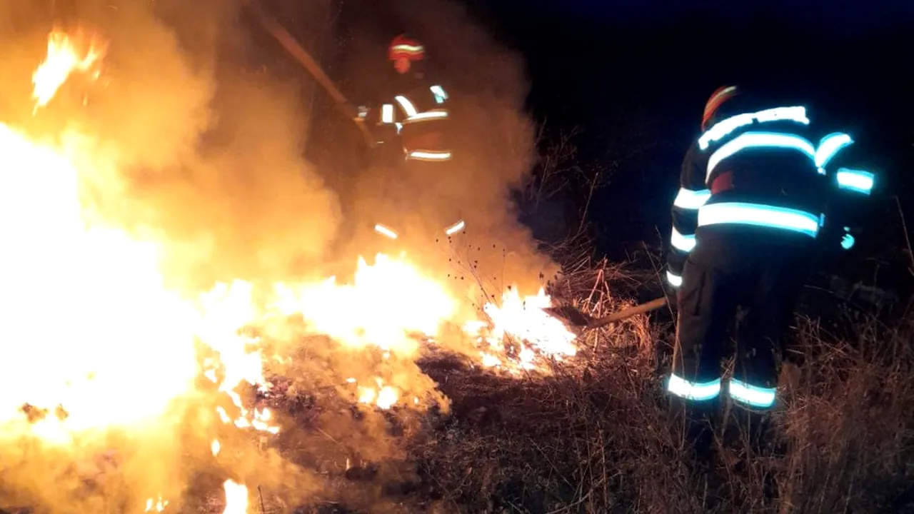 Incendiu de proporţii în Dâmboviţa. Ard sute de anvelope şi materiale plastice