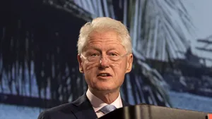 Bill Clinton scrie un nou roman poliţist. Primul s-a vândut în milioane de exemplare