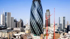 Alertă de securitate în centrul Londrei, lângă Turnul Gherkin. Un robot al echipelor pirotehnice a verificat un vehicul suspect