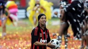 Ronaldinho, sărbătorit de zeci de mii de fani pe San Siro