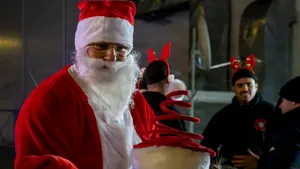 Un soldat american a devenit Moș Crăciun pentru copiii din Mihail Kogălniceanu