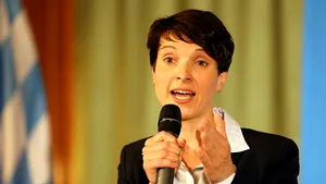 Tensiuni în partidul de extremă-dreapta, AfD, după ce a obţinut cel mai bun scor din istoria recentă. Co-preşedintele AfD, Frauke Petry, se distanţează de partid