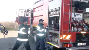Bihor: Flăcări de 10 metri înălţime în urma unui incendiu izbucnit la un depozit de ţiţei