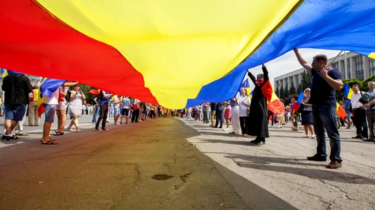 REPORTAJ: Românii de pe ambele maluri ale Prutului au cerut unirea: Domnule preşedinte Iohannis, primiţi-ne acasă! - FOTO
