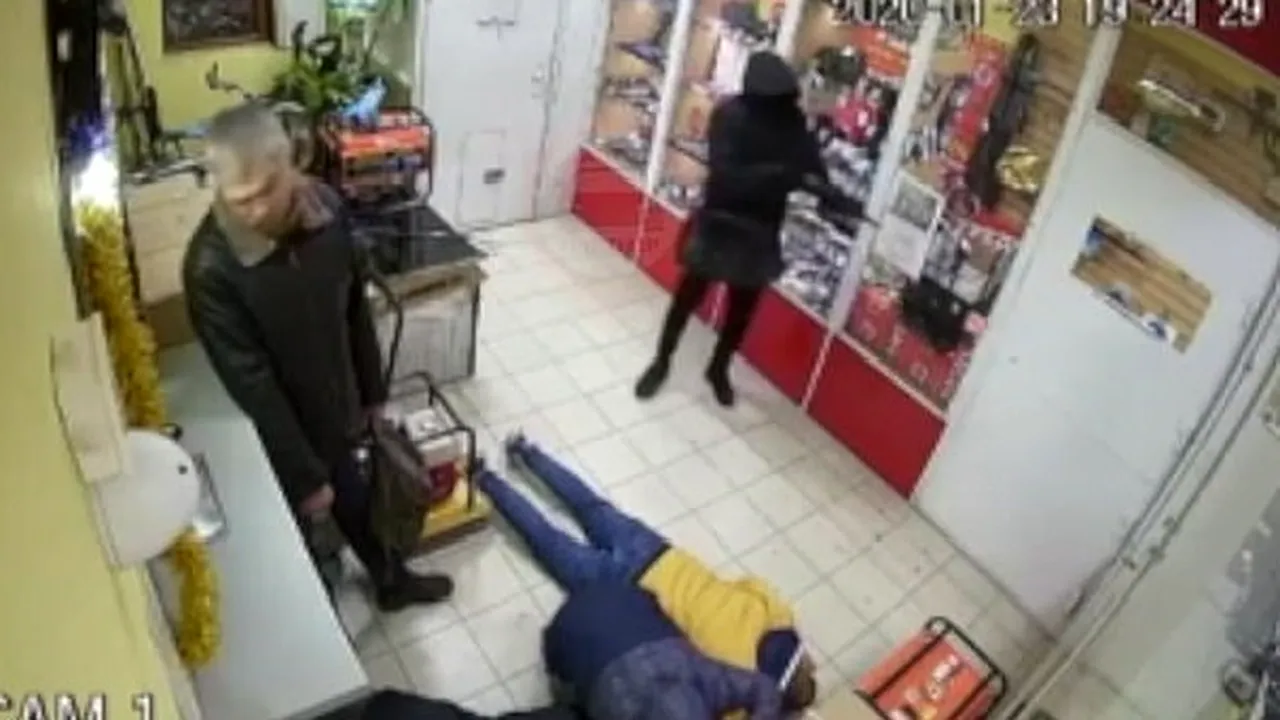 Jaf de mântuială. Ce s-a întâmplat cu un hoţ când a vrut să spargă uşa unei case de amanet | VIDEO