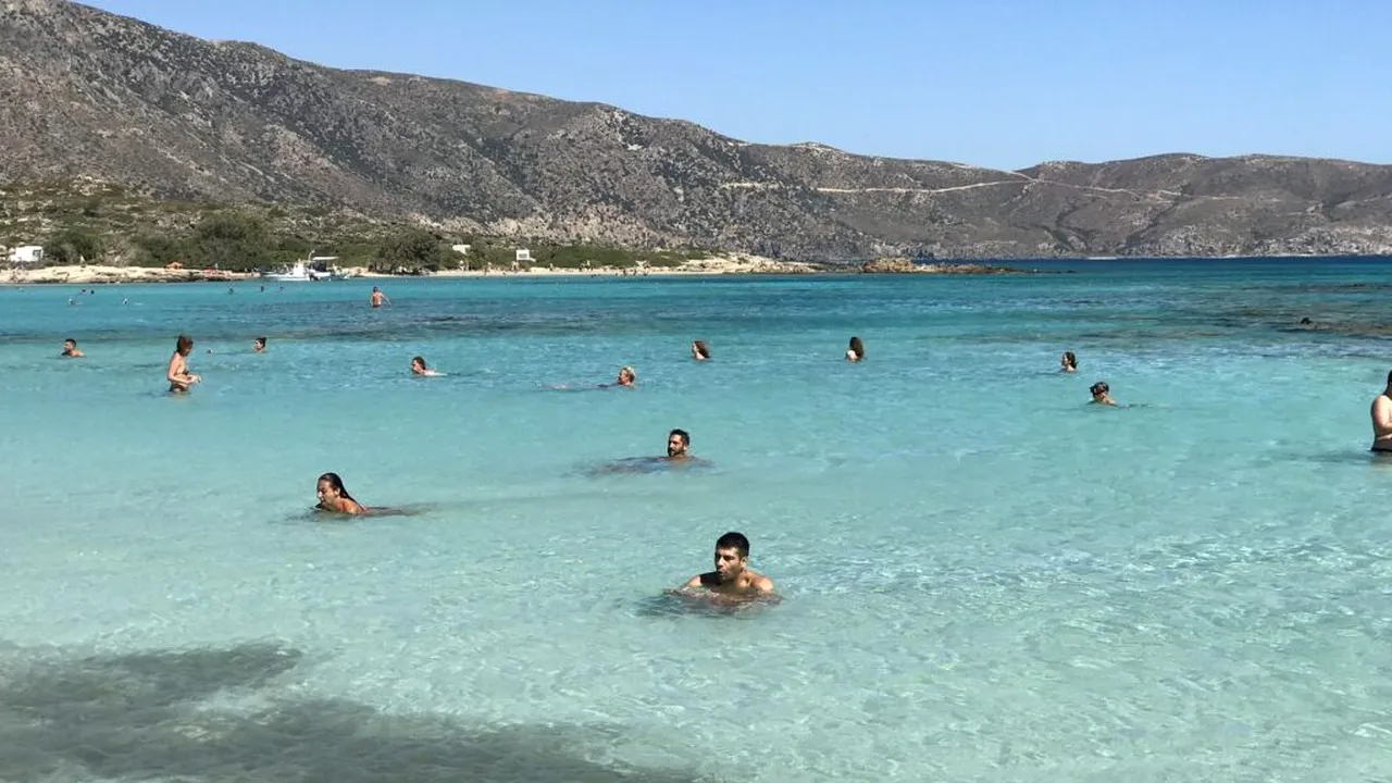 O plajă cu nisip roz ar putea fi senzația anului. A urcat pe locul 2 în topul mondial al plajelor