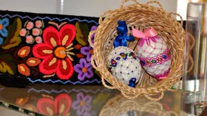 REPORTAJ: Ouă cu mărgele, fete stropite cu parfum şi haine noi, obiceiuri de Paşte în Bistriţa-Năsăud - FOTO