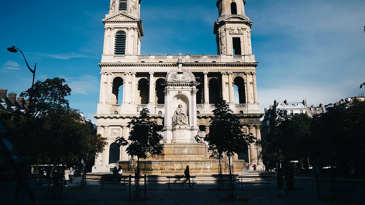 Incendiu la Biserica Saint-Sulpice din Paris, lăcaş folosit drept loc de filmare pentru „Codul lui Da Vinci” | VIDEO