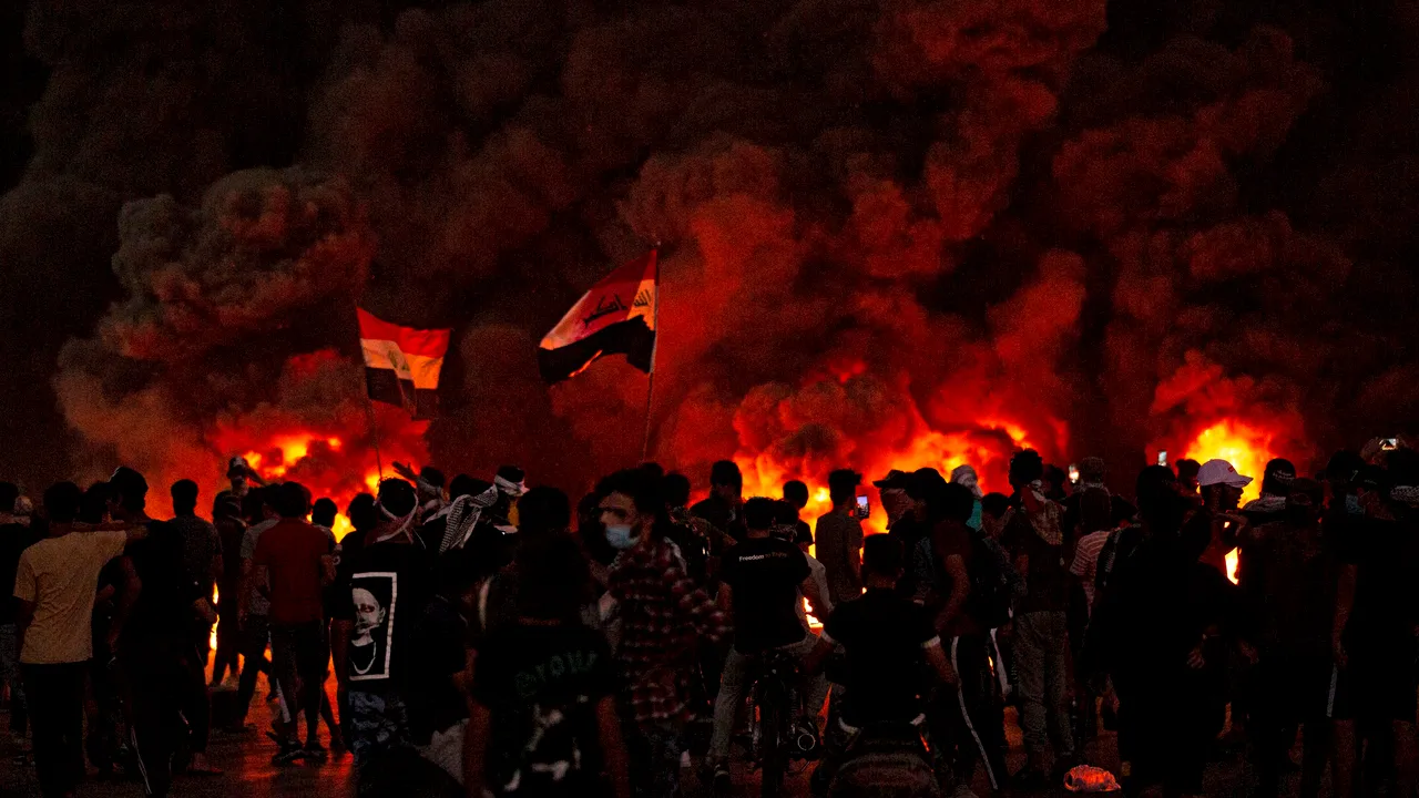 Protestatarii irakieni au dat foc birourilor parlamentare din Basra