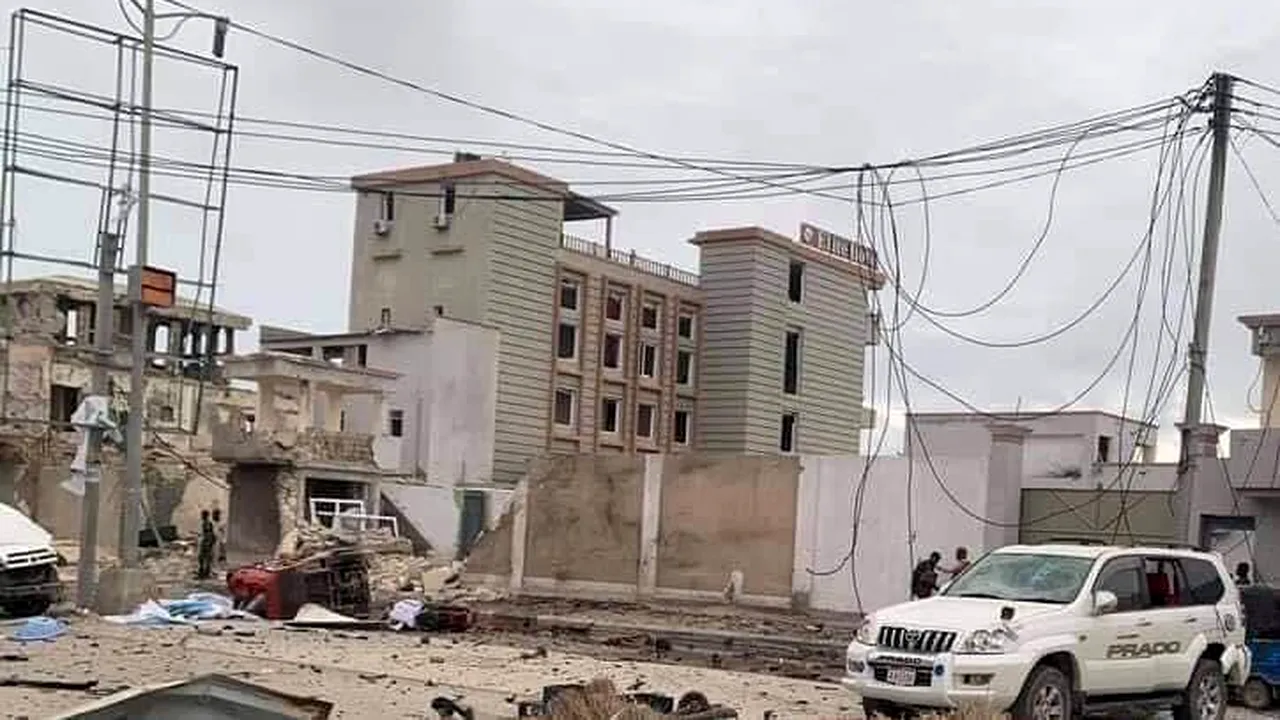 VIDEO: Explozie capcană urmată de focuri de armă în Somalia. „Oamenii fug mâncând pământul”