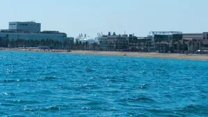 VIDEO O plajă celebră din Barcelona a fost evacuată după descoperirea unui dispozitiv exploziv