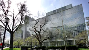 BM: Adoptarea unor restricţii fiscale considerabile, singura opţiune a Guvernului