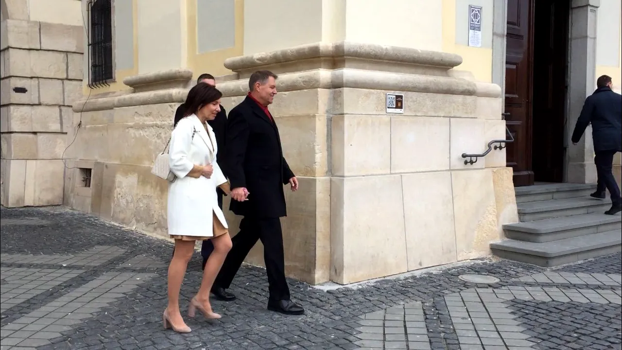 Klaus şi Carmen Iohannis, la slujba din prima zi de Paşti, la Biserica Catolică din centrul Sibiului 