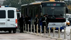 Un microbuz a lovit un grup de oameni într-o piaţă din Beijing: patru oameni au murit şi zeci de răniţi. Autorităţile susţin că nu pare a fi atac similar celor din Europa