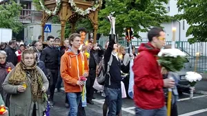 Peste 100 de tineri din ţări europene celebrează Paştele în parohii din Bucureşti: 