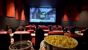 De ce costă atât de mult popcornul la cinema? Secretul afacerii care ține în viață marile lanțuri de cinematografe