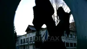 Echipe de câte trei salvatori de la Mina Uricani intervin pentru evacuarea apei din subteran