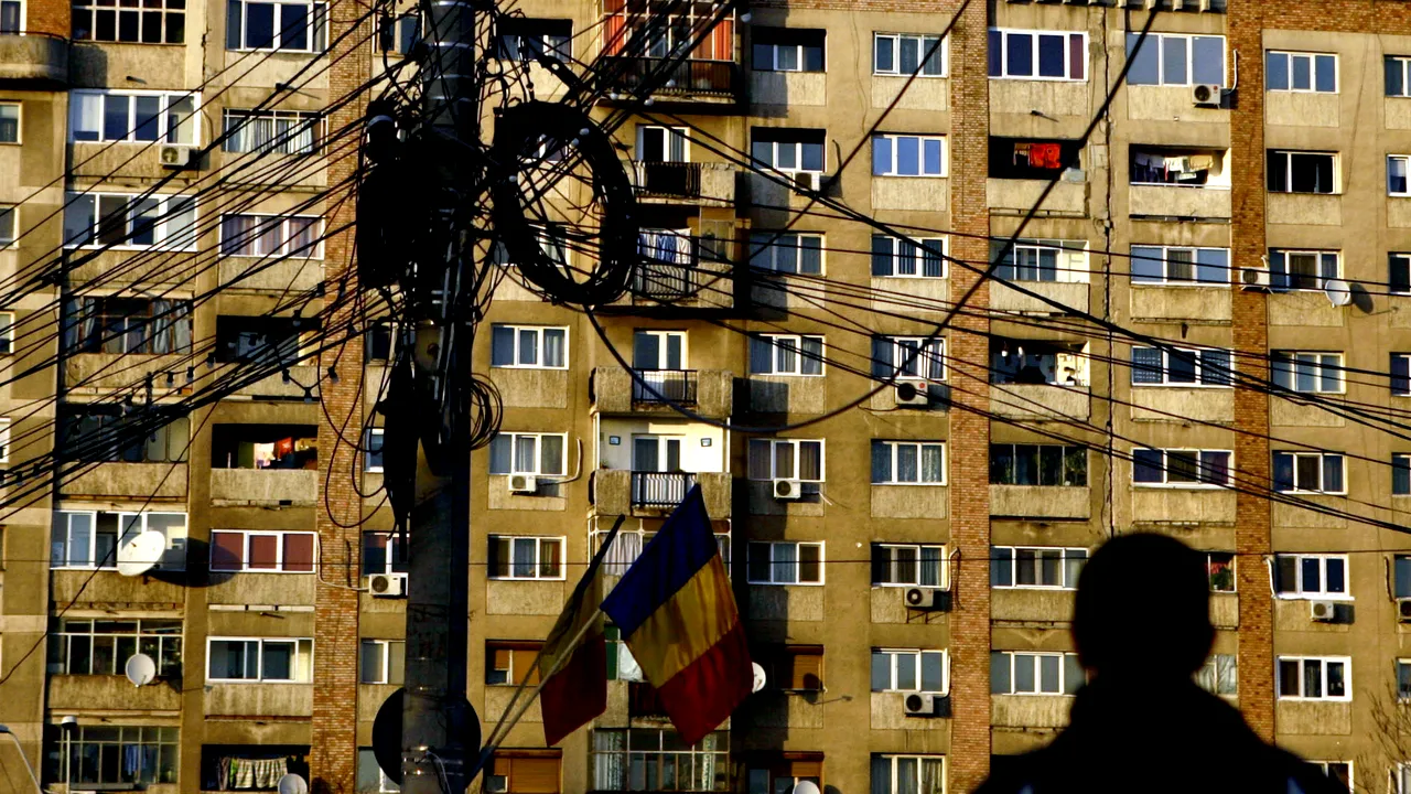 Bucureşti: Primăria anunţă că va elimina cablurile de pe stâlpii din cinci sectoare