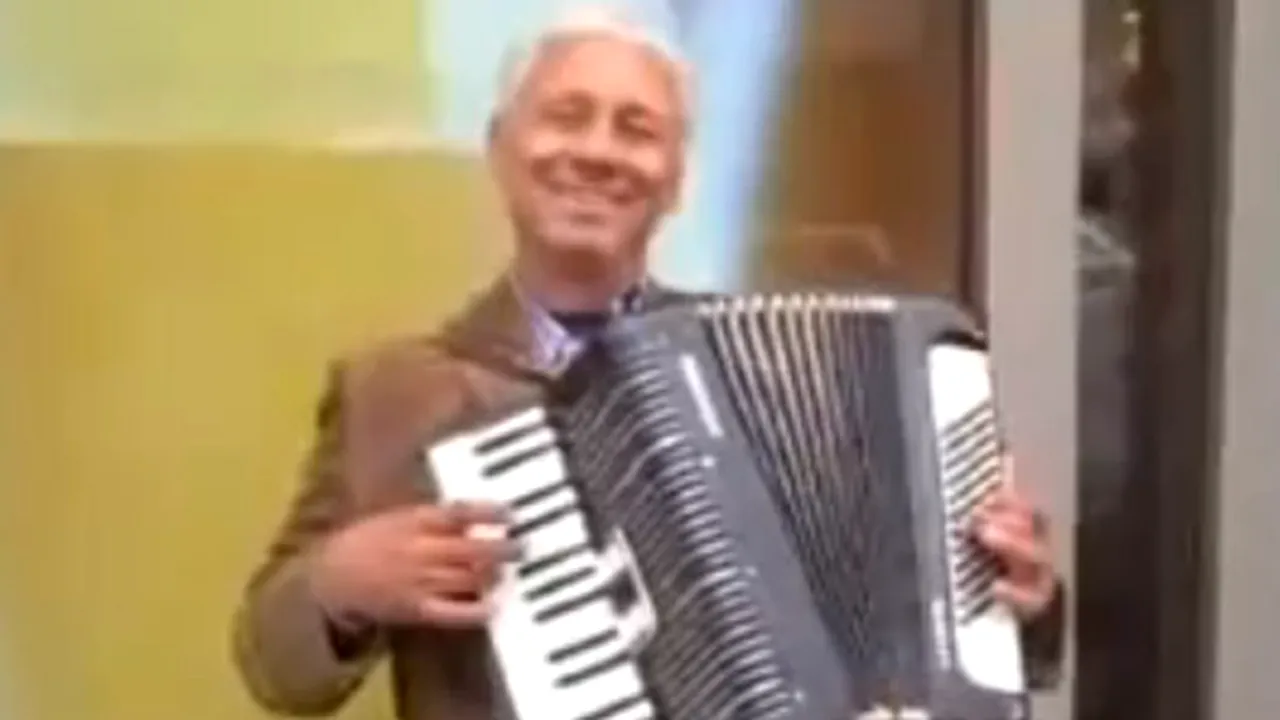 Vezi cum terorizează un acordeonist român locuitorii dintr-un oraş britanic - VIDEO