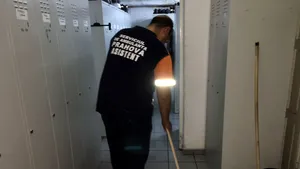 FOTO | Ambulanţa Prahova, inundată din cauza ploii torenţiale. Medicii au evacuat apa cu măturile