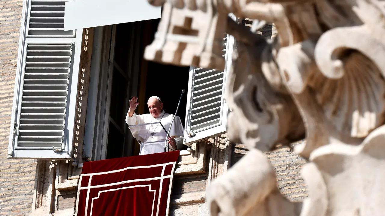 Papa Francisc priveşte spre viitor: A numit 13 noi cardinali, printre care şi primul afro-american cu acest rang. Gestul său ar putea înclina balanţa la Vatican