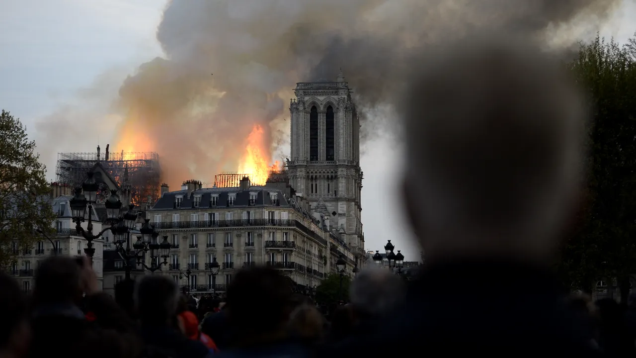 Eforturile de reconstrucţie au început. Miliardarii Franţei sar în ajutor: Familia Pinault de la Gucci şi familia Arnault de la Louis Vuitton pun 300 de milioane de euro pentru catedrala Notre-Dame



