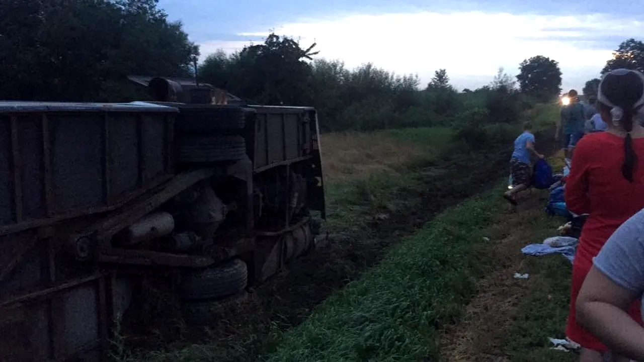 Un AUTOCAR din Belarus, cu mai mulţi copii, s-a RĂSTURNAT în Suceava: 14 copii şi un adult, transportaţi la spital