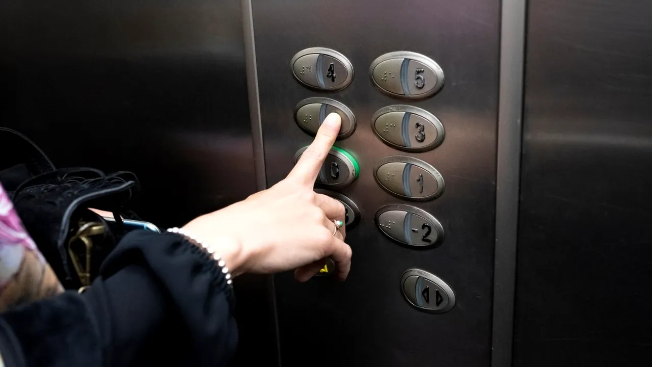 Femeie din Botoşani, urmărită de un bărbat şi agresată sexual în lift. Măsura luată de poliţişti 