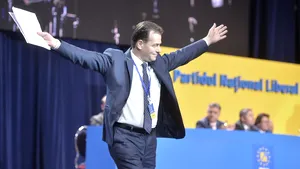Ludovic Orban a cântat ”Aşa-i românul” pe scenă, la Zilele comunei Ciurila 