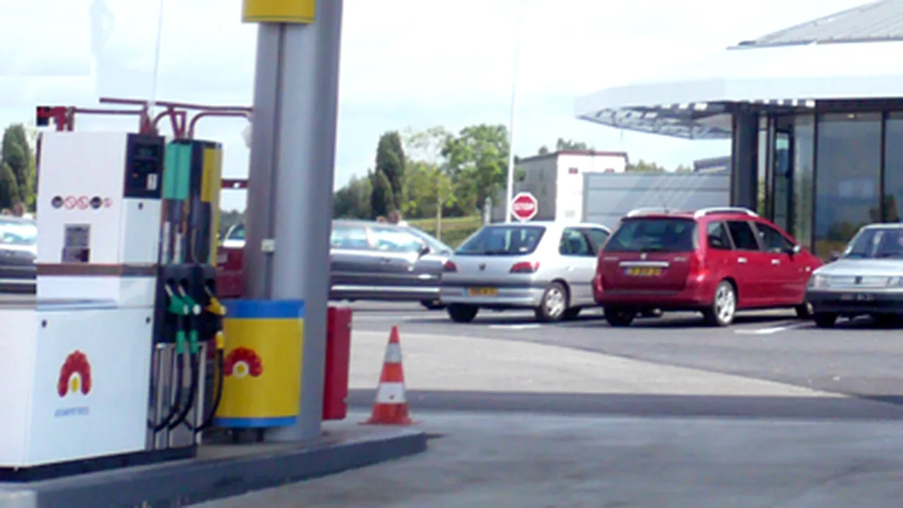 Au dat foc la maşină lângă benzinărie ca să poată fura