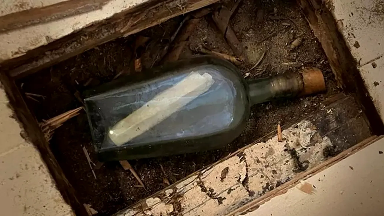 Mesaj pus într-o sticlă de whisky veche de 135 de ani, găsit sub podeaua unei case din Edinburgh