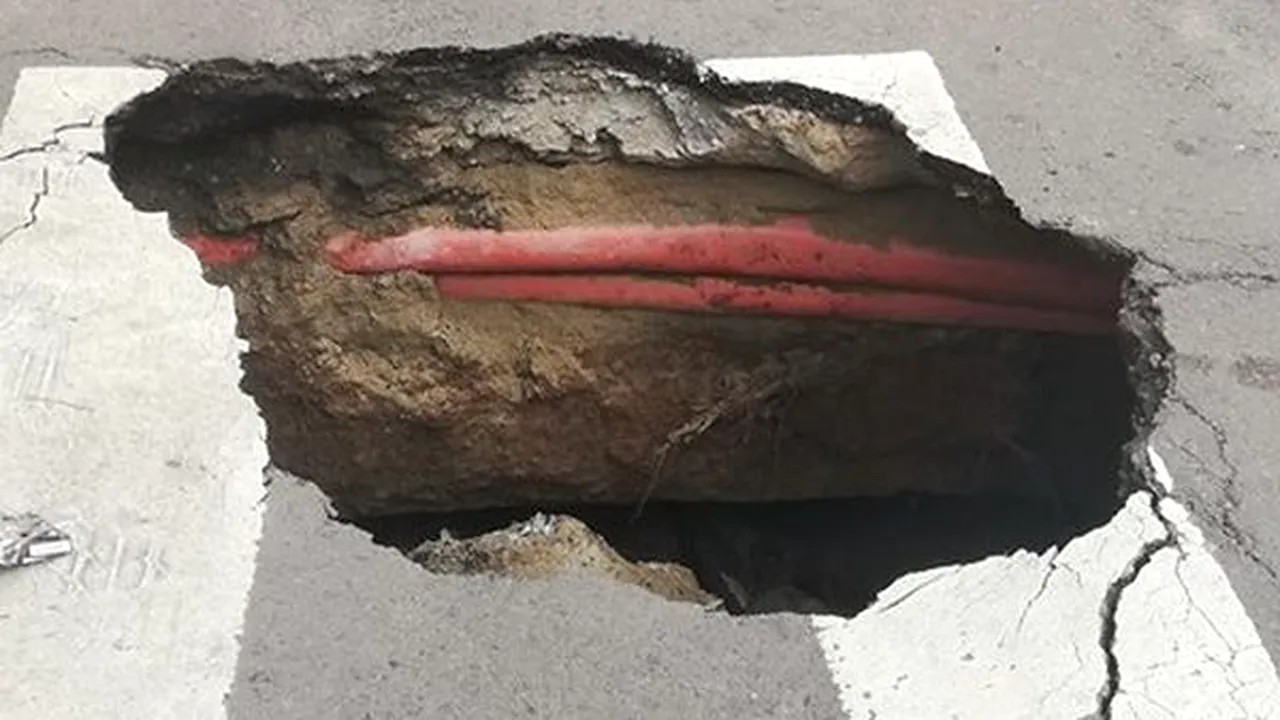 Traficul este restricţionat pe strada Spiru Haret din Capitală din cauza unei gropi în carosabil. FOTO