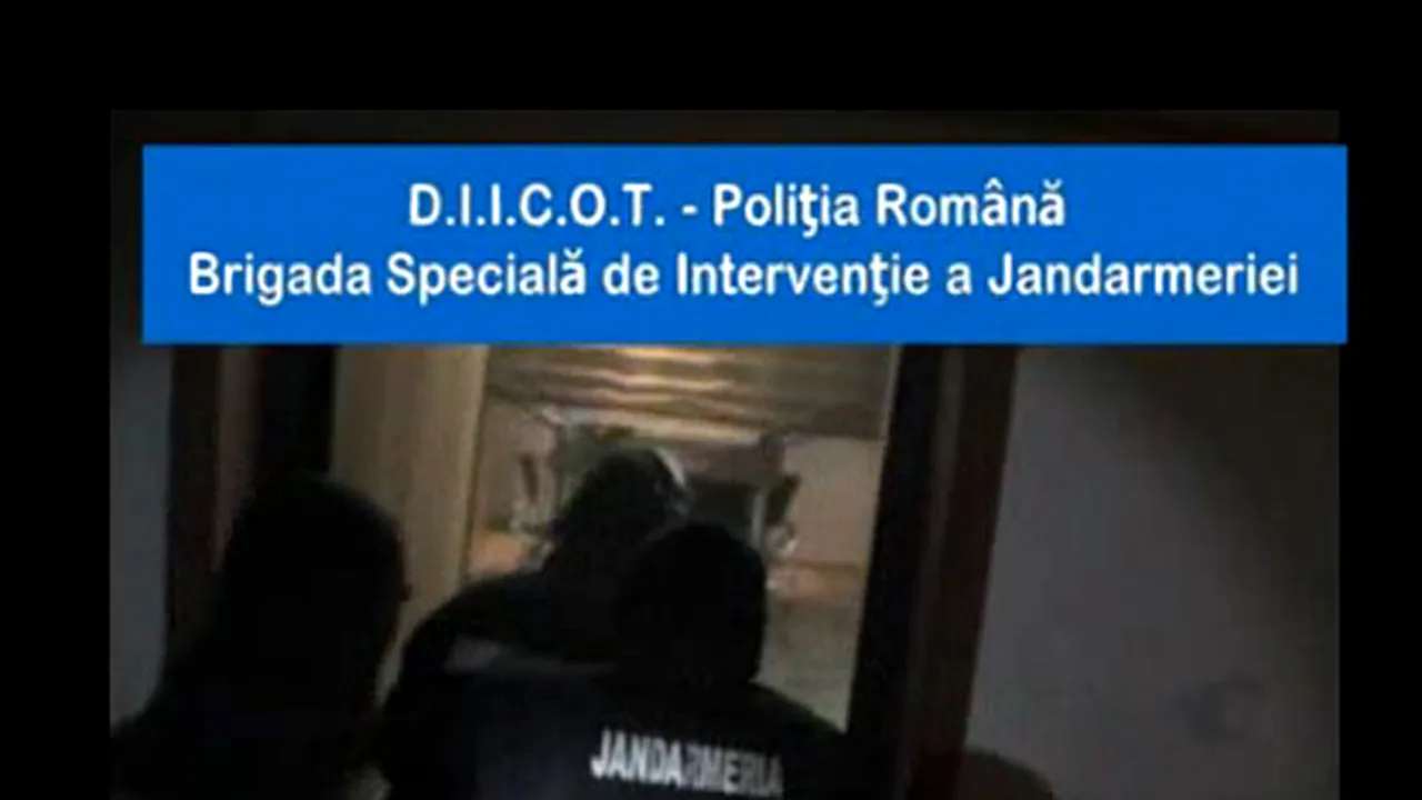 Ordonanţe de reţinere pentru 15 persoane acuzate de fraude informatice - VIDEO