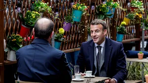 Relaxarea restricţiilor în Franţa. Emmanuel Macron şi premierul Jean Castex, zi de sărbătoare la cafenea