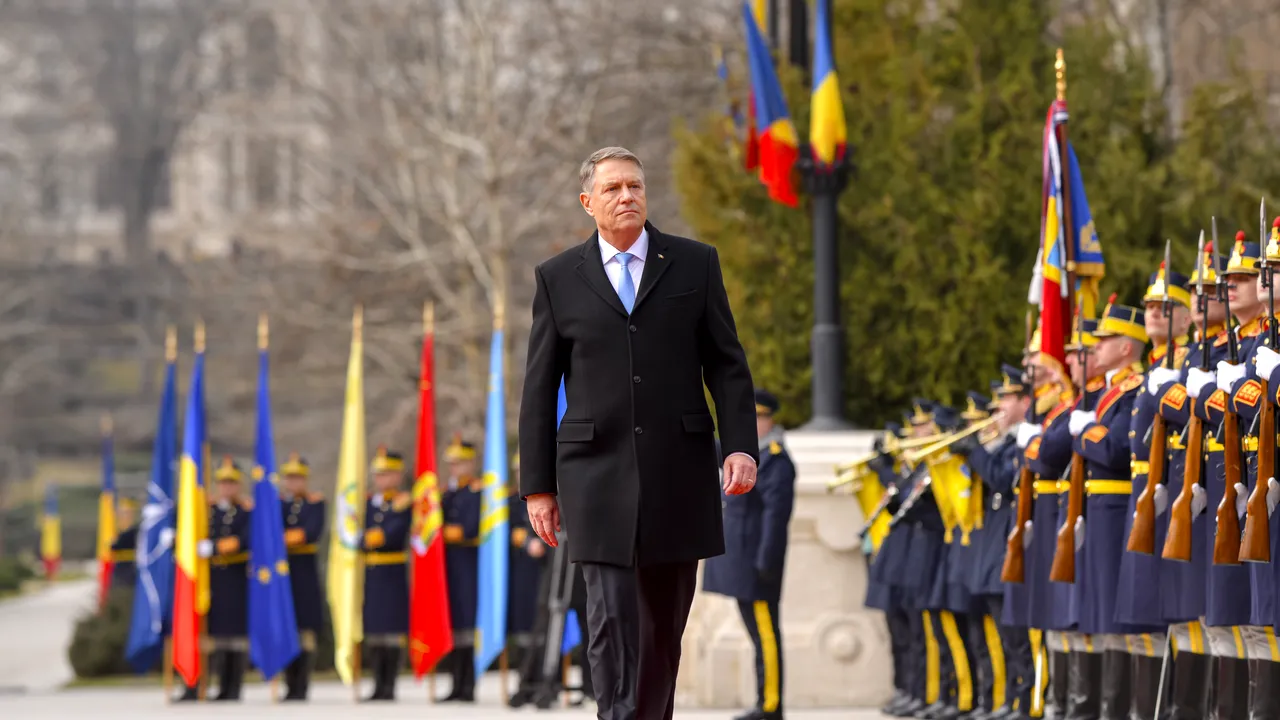 Final de drum pentru Iohannis. Bolojan a preluat mandatul de preşedinte interimar. Ultimele cuvinte ale lui Iohannis: „Mult succes. Să aveţi grijă de România”