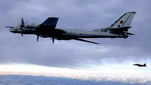 Două bombardiere ruse au efectuat zboruri de antrenament deasupra Oceanelor Arctic şi Pacific