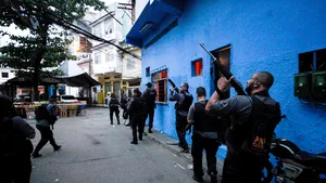 Baie de sânge în Rio de Janeiro, după raidul poliţiei împotriva organizaţiei criminale Comando Vermelho. Numărul victimelor, în creştere
