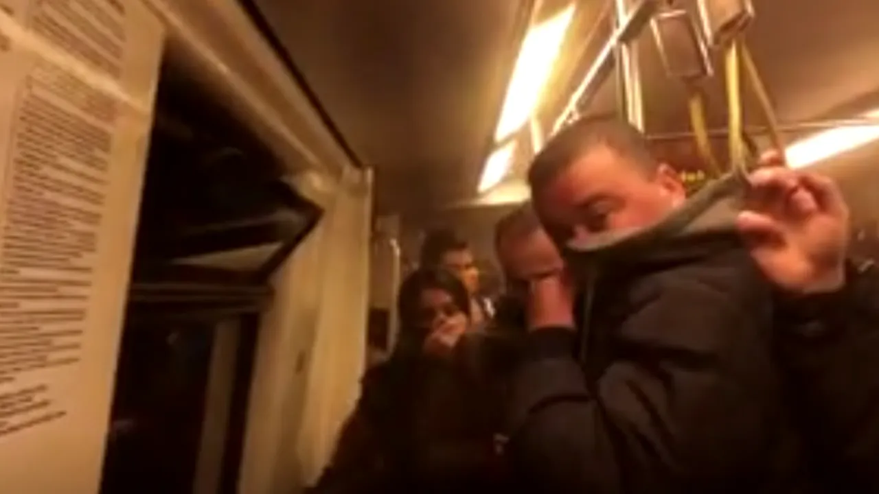Panică la metrou din cauza fumului dens din vagoane: Călătorii au deschis geamurile şi au apăsat butonul de panică / Explicaţia Metrorex