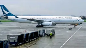 Panică într-un avion Cathay Pacific: Un pasager a încercat să deschidă ușa în timpul zborului Boston - Hong Kong