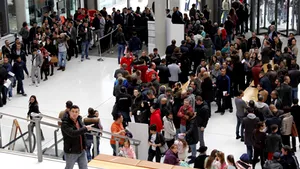 Votul în diaspora: cozi uriaşe, ştampile puţine, proteste, porţi închise înainte de 21:00