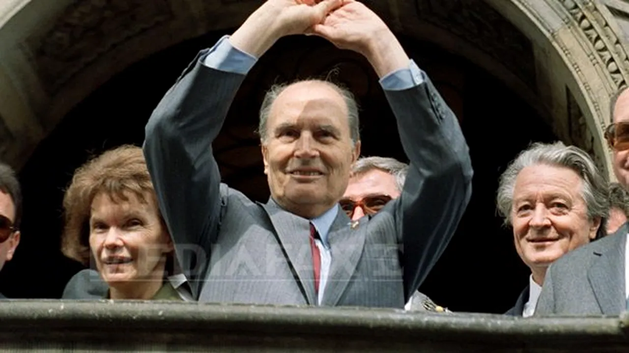 Biblioteca lui François Mitterrand, evaluată la 450.000 de euro, a fost scoasă la licitaţie. Suma URIAŞĂ pentru care a fost vândută