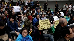 Reforma ce a generat protestele din Hong Kong, respinsă după ce deputaţii prochinezi au părăsit sala