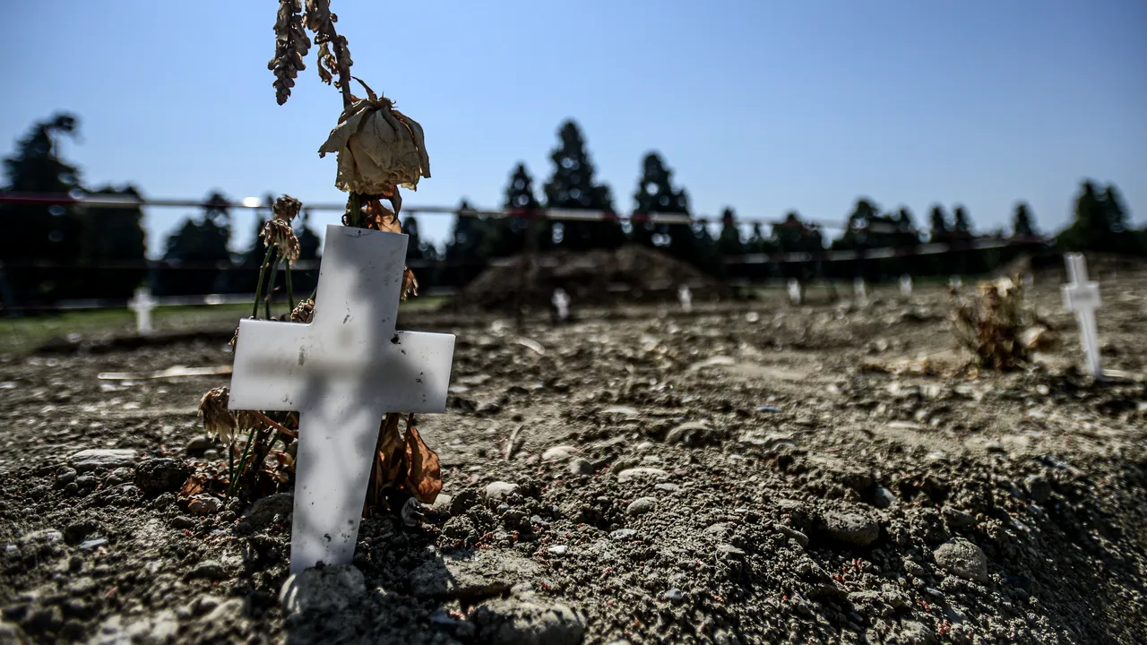 Poveşti tragice, îngropate în cimitirele din nordul Italiei. Victimele Covid 19 mor în singurătate, vegheate de o cruce de plastic. „Am pierdut o generaţie întreagă”