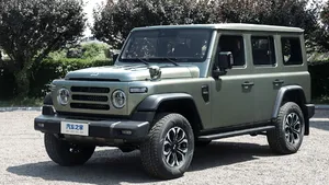 Chinezii au scos pe piaţă off-road-ul low-cost. Clona Defenderului produsă de Beijing costă cât o maşină second hand în Europa
