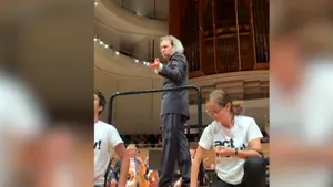 Reacţia excepţională pe care un rus a avut-o la un concert de muzică clasică întrerupt de activişti climatici

