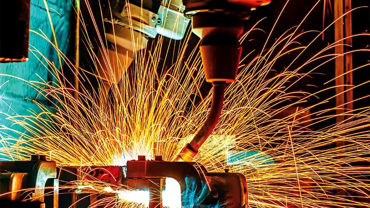 INS: Producţia industrială a crescut în februarie comparativ cu luna anterioară